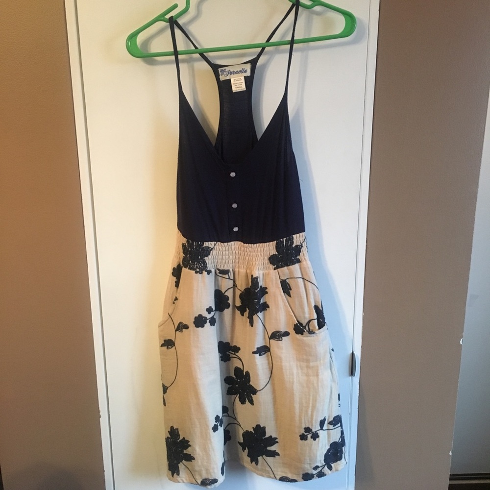 Paraella adorable navy embroidery flower dress🦋